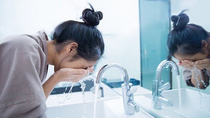 bạn cần đảm bảo rửa mặt sạch để cải thiện mụn đầu đen 