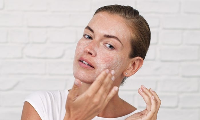Tẩy tế bào chết là một bước làm sạch da chuyên sâu để loại bỏ da chết dư thừa