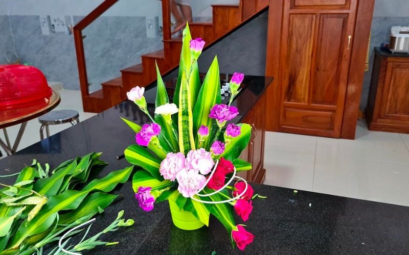 Bật mí cách cắm hoa cẩm chướng để bàn thờ đơn giản ý nghĩa - 1