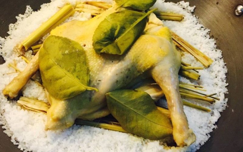 bat-mi-cach-lam-ga-hap-muoi-sa-thom-ngon-kho-cuong-tai-nha-cuc-don-gian-5 Bật mí cách làm gà hấp muối sả thơm ngon khó cưỡng tại nhà cực đơn giản - 5