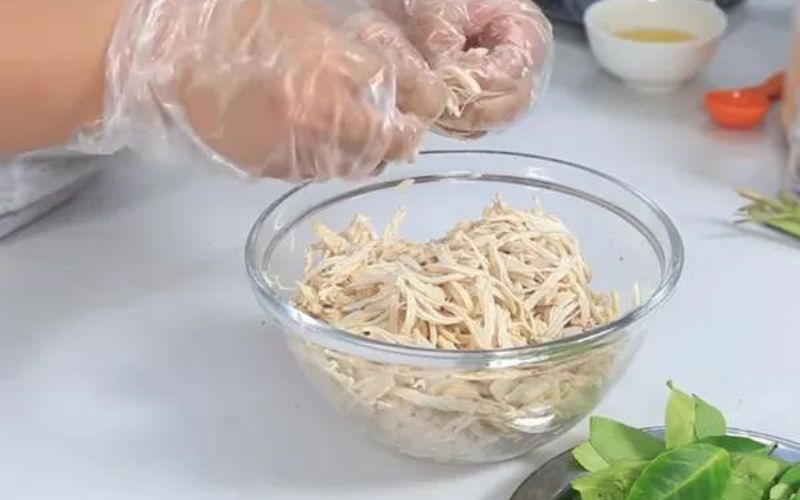 bat-mi-cach-lam-kho-ga-la-chanh-bang-chao-cuc-don-gian-3 Bật mí cách làm khô gà lá chanh bằng chảo cực đơn giản - 3