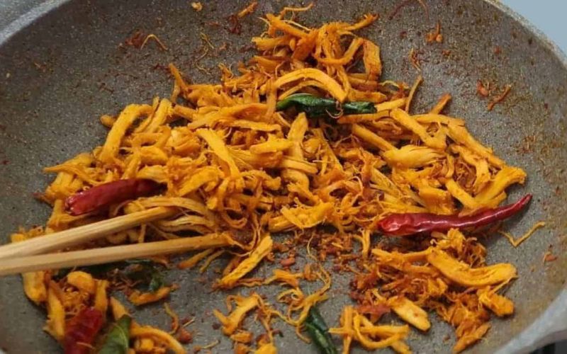 bat-mi-cach-lam-kho-ga-la-chanh-bang-chao-cuc-don-gian-4 Bật mí cách làm khô gà lá chanh bằng chảo cực đơn giản - 4