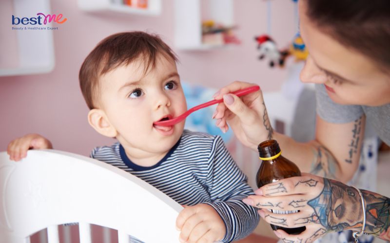 be-bi-noi-mun-dau-trang-la-benh-gi-cach-xu-ly-hieu-qua-5 Bé bị nổi mụn đầu trắng là bệnh gì? Cách xử lý hiệu quả - 5
