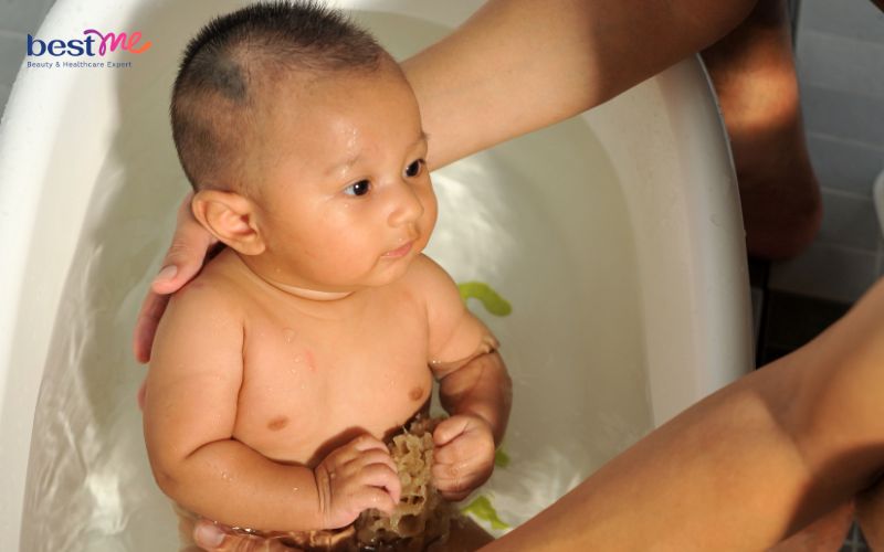 be-bi-noi-mun-dau-trang-la-benh-gi-cach-xu-ly-hieu-qua-8 Bé bị nổi mụn đầu trắng là bệnh gì? Cách xử lý hiệu quả - 8