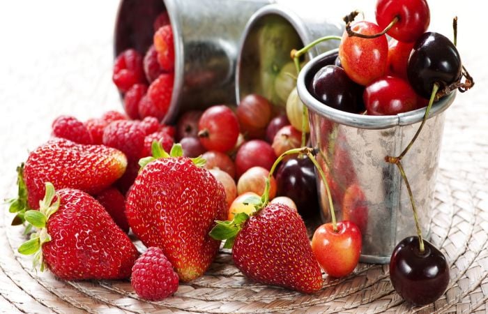 Dâu tây và cherry được chứng mình có khả năng làm giảm uric acid nên giúp làm giảm các chứng viêm và các cơn đau do gout