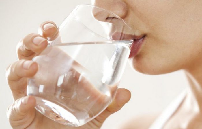 Uống đủ nước để ngăn chặn bệnh phù chân