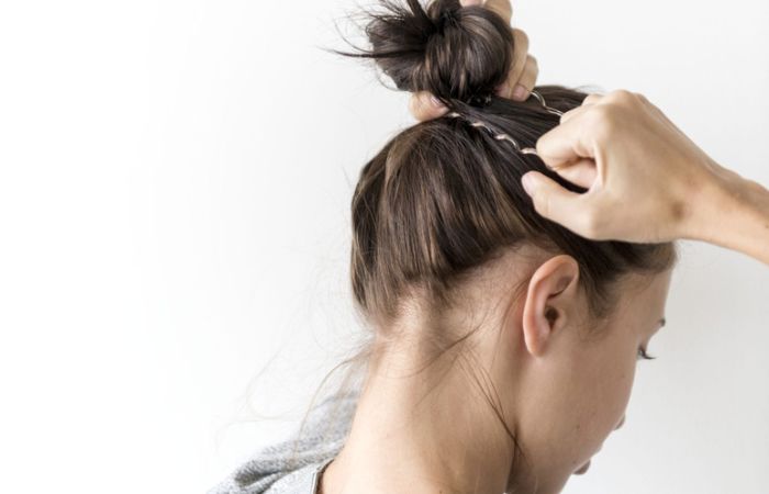 Thói quen cột tóc quá chặt có thể làm gãy tóc