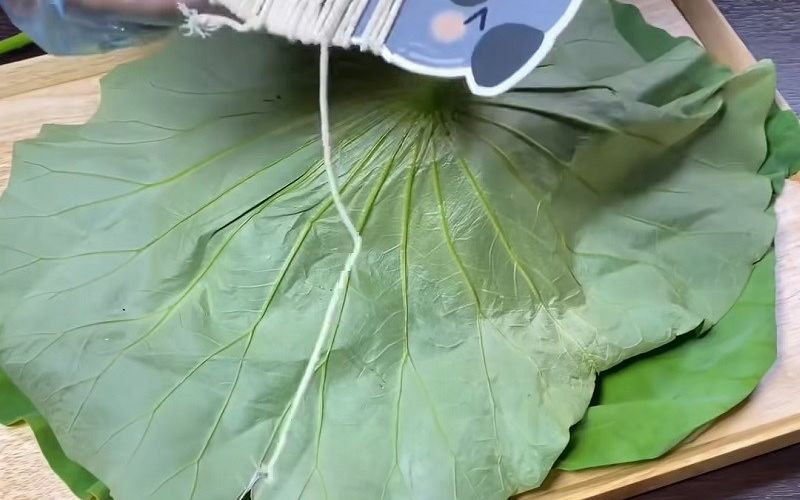 bo-tui-bi-quyet-lam-ga-hap-la-sen-nguyen-con-bo-duong-boi-bo-ca-nha-5 Bỏ túi bí quyết làm gà hấp lá sen nguyên con bổ dưỡng bồi bổ cả nhà - 5
