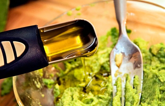 Bơ, dầu olive và trứng gà rất thích hợp với tóc khô xơ, hư tổn nặng nề