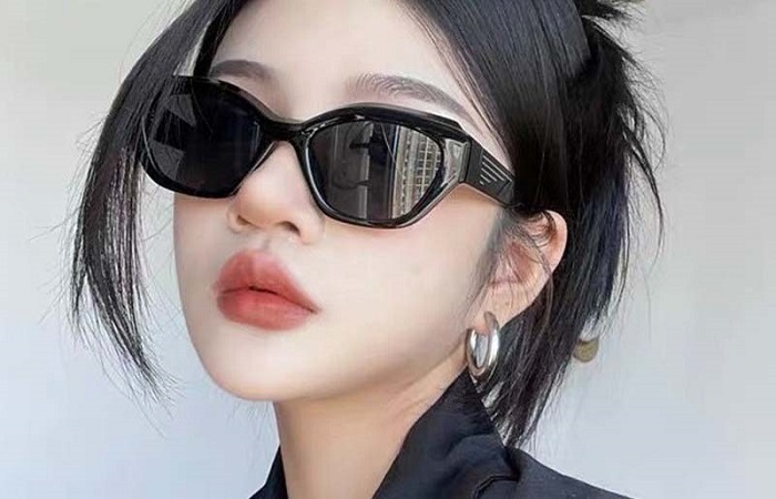 Đeo kính râm tránh tác hại từ tia UV