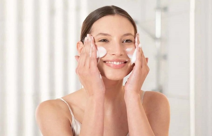 Đừng quên dưỡng da trước khi trang điểm