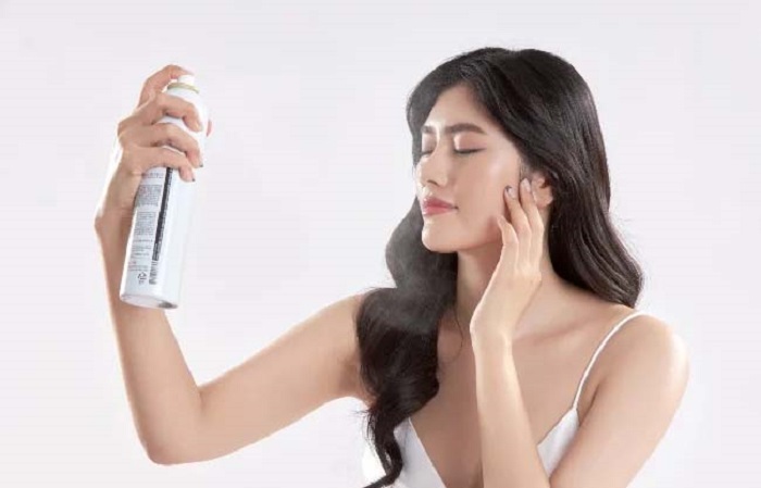 Sử dụng xịt khoá makeup tránh tình trạng trôi nền