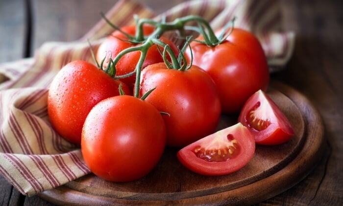 Cà chua giàu vitamin C hỗ trợ làm sáng da
