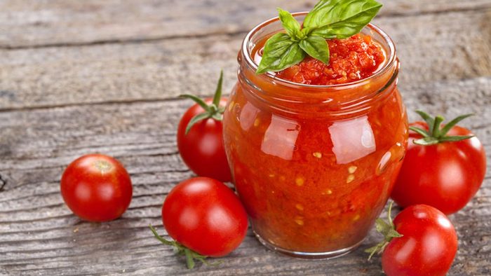 cà chua sẽ hấp thụ dầu thừa, giúp thu nhỏ lỗ chân lông 