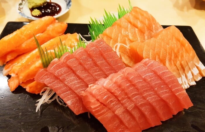 Cá hồi và cá ngừ chứa nhiều axit béo có khả năng chống lão hóa da