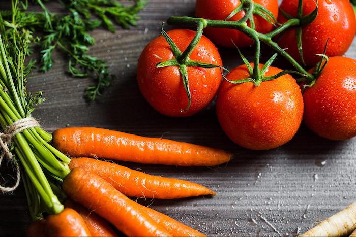 cà rốt và cà chua giúp giảm tình trạng bong tróc da 