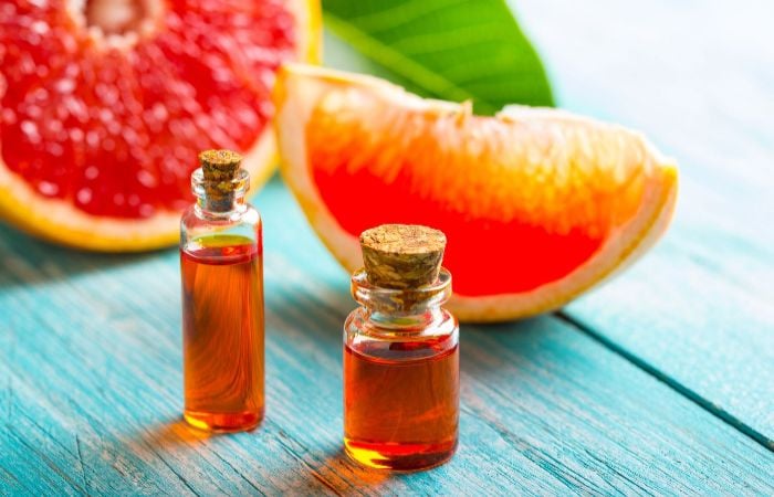 Tinh dầu bưởi vừa giúp giảm sưng phù chân vừa giúp bạn thư giãn