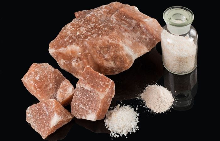 Ngâm chân với nước pha đá muối