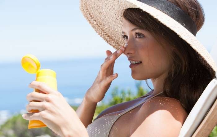 Sử dụng kem chống nắng để bảo vệ da mụn