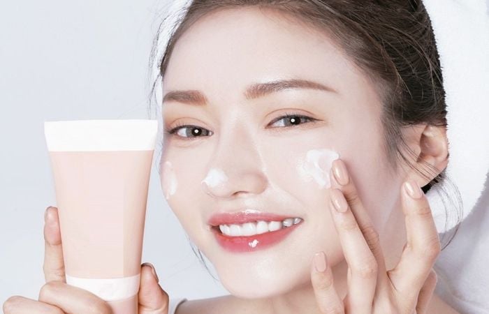 Sử dụng kem dưỡng ẩm sau khi dùng serum trị mụn để khóa dưỡng chất lại