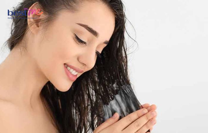 Sử dụng dầu xả để làm mềm tóc bị khô xơ
