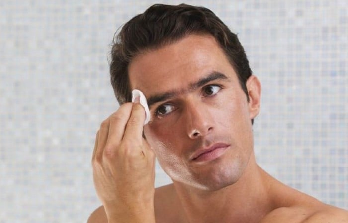 Đối với làn da thường xuyên đổ nhiều dầu nhờn ở các khu vực trên da mặt, nam giới nên chọn sữa rửa mặt chứa thành phần kiềm dầu