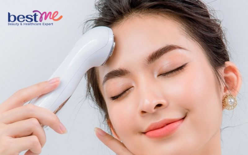 Máy massage mặt thường bao gồm hai bộ phận chính là tay cầm và đầu massage