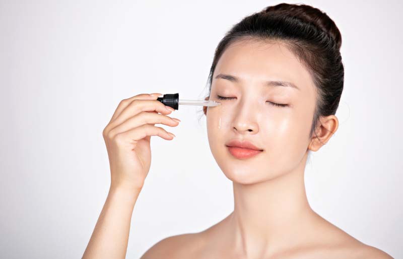 Sau khi peel da, bạn nên dùng serum để dưỡng ẩm, phục hồi làn da