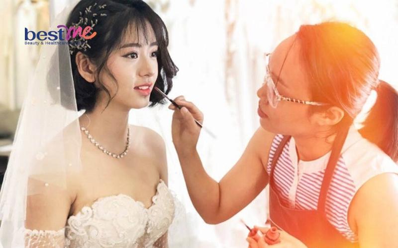 cac-mau-makeup-trang-diem-co-dau-toc-ngan-dep-cuon-hut-nhat-9 Các mẫu makeup trang điểm cô dâu tóc ngắn đẹp cuốn hút nhất - 9