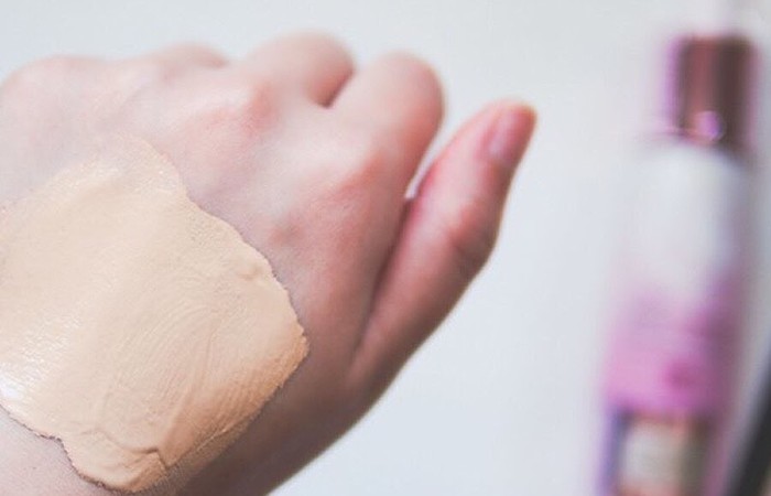 Kem nền dưỡng ẩm DHC Q10 có nhiều tông màu phù hợp mọi làn da