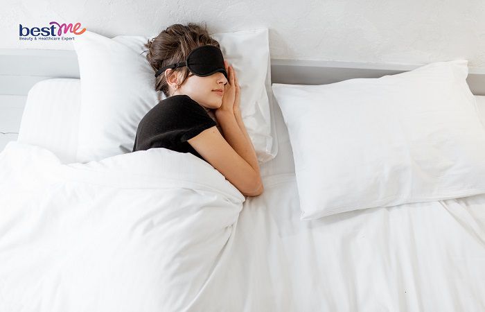 Nằm nghiêng 1 bên là 1 trong những tư thế ngủ giúp tăng chiều cao 