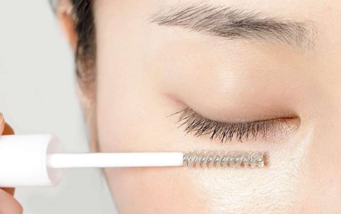 Dùng cọ mascara chuốt hỗn hợp nha đam, dầu dừa vitamin E để dưỡng mi cong