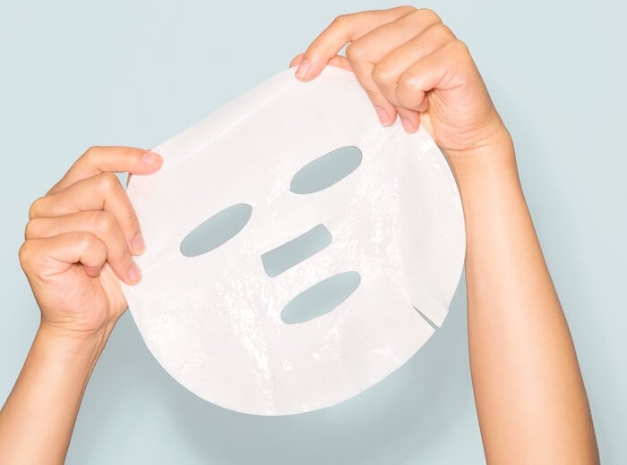Mặt nạ giấy được ngâm sẵn trong dung dịch dưỡng da và có thiết kế theo hình dáng khuôn mặt