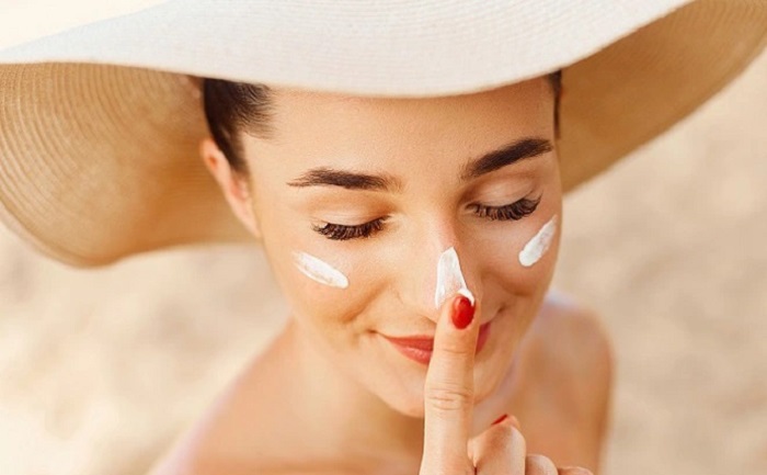 Sử dụng kem chống nắng để bảo vệ bên ngoài cho làn da bị kích ứng