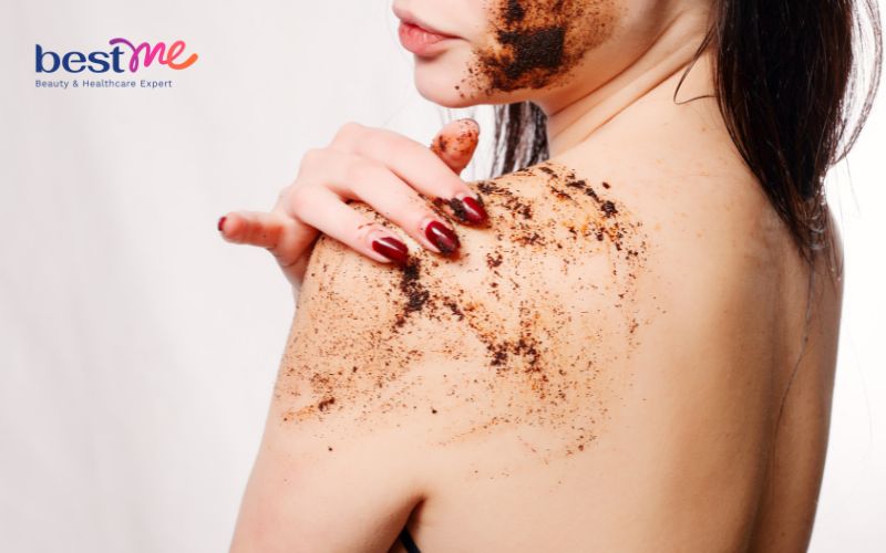 Tiến hành tẩy tế bào chết cho da