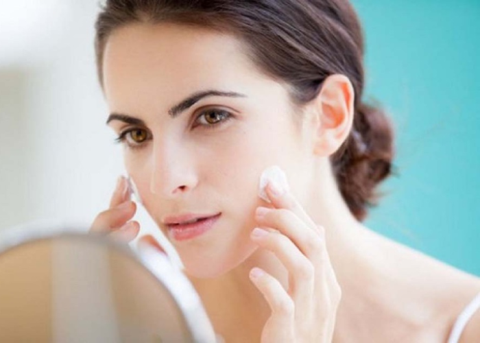 Dùng sản phẩm dưỡng da lành tính để phục hồi da sau khi xóa mụn