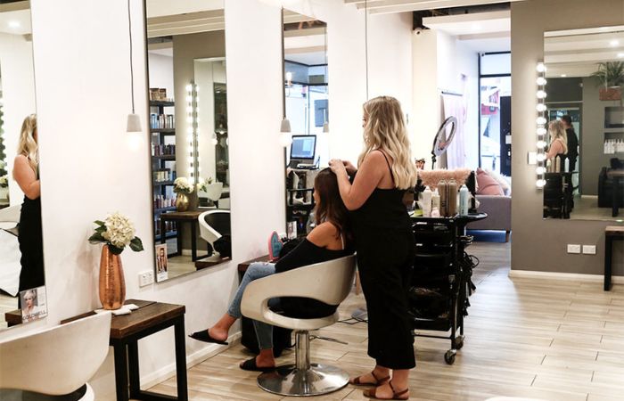 Mức giá làm tóc mái bay khá chênh lệch