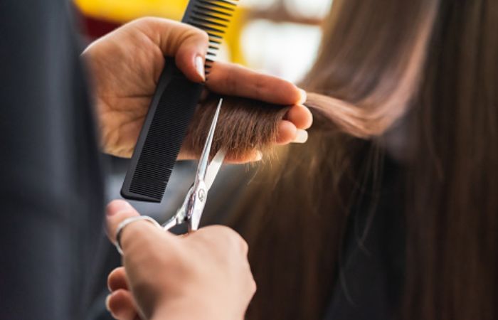 Cắt tỉa tóc thường xuyên giảm tình trạng tóc đẹp và bớt trẻ ngọn