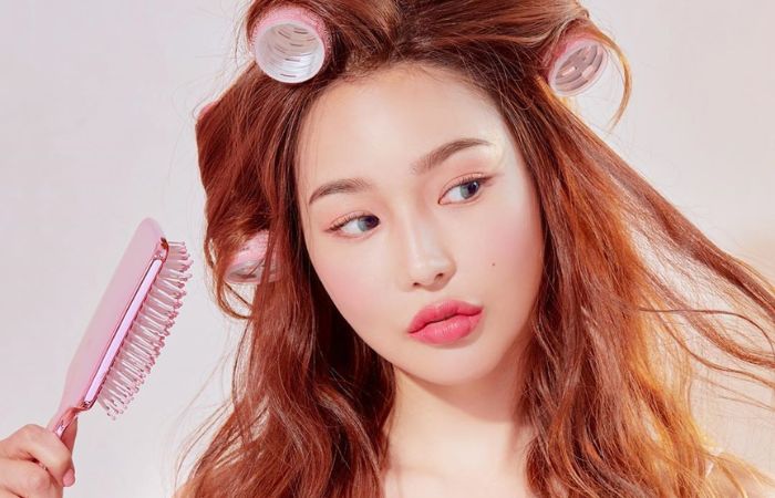 Để tạo đồ phồng cho tóc mái bay, ống lô lớn có lẽ là vật dụng nàng không nên thiếu trong tủ