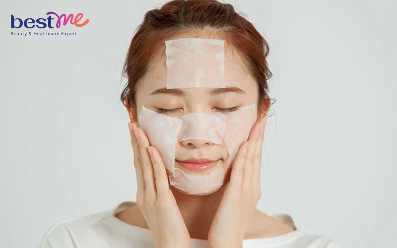 Sử dụng bông tẩy trang có kích thước lớn và dễ dàng kéo dãn để làm lotion mask
