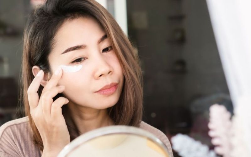 Lưu ý khi áp dụng cách chọn kem mắt theo độ tuổi