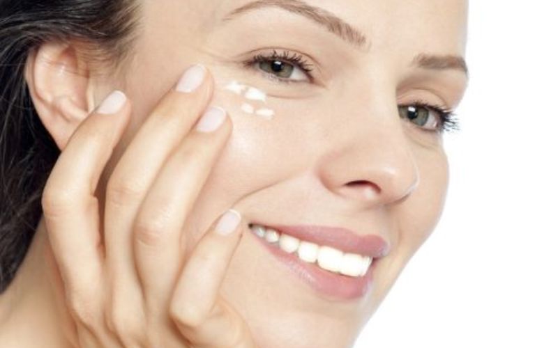 Tham khảo cách chọn kem mắt theo độ tuổi 40