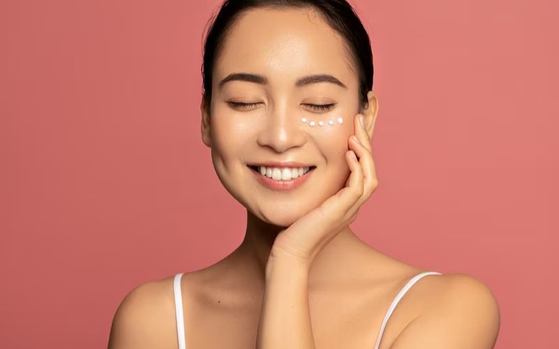 Kem mắt cho độ tuổi 20 cần tập trung chính vào công dụng cấp ẩm, giảm quầng thâm