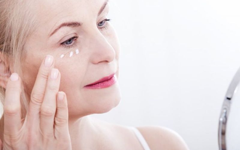 Kem mắt cho độ tuổi ngoài 50 cần giàu độ ẩm và hỗ trợ nâng cơ, đàn hồi da