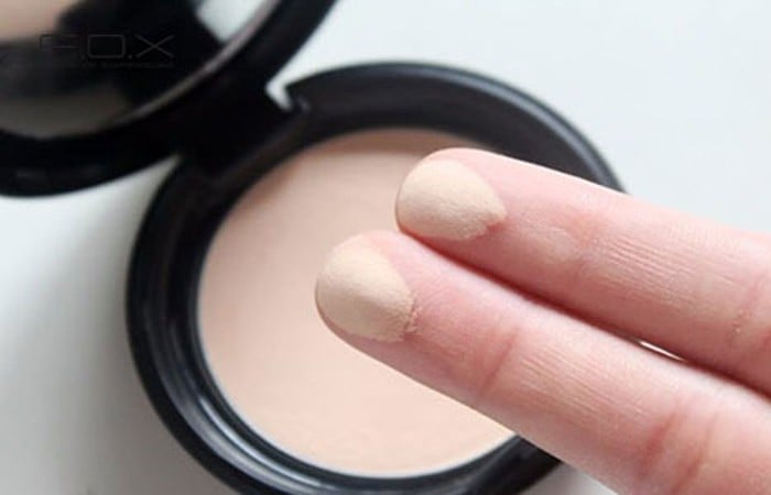 Kết cấu phấn nén phù hợp với da khô, phấn bám trên da tốt và tạo cho bề mặt da vẻ mịn màng, ẩm mượt hơn