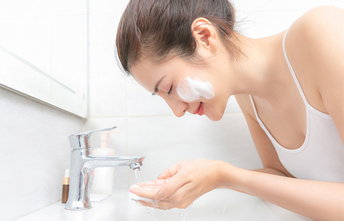 Sử dụng sữa rửa mặt dịu nhẹ cho da khô mụn