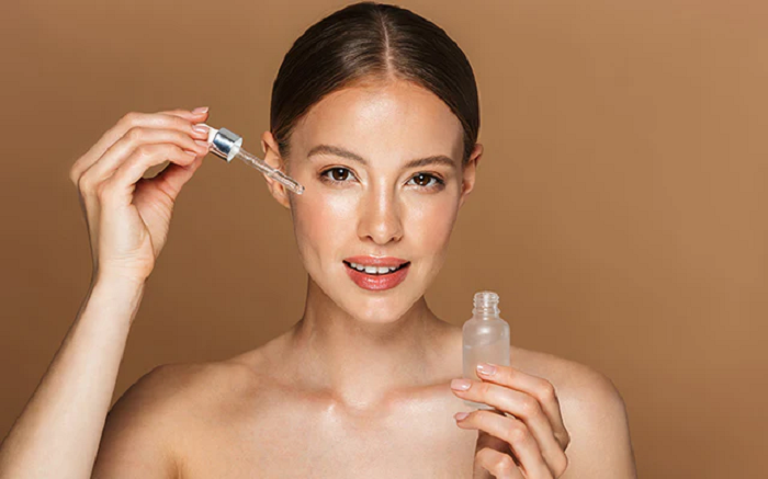 Cung cấp đủ độ ẩm cho da với serum, kem dưỡng