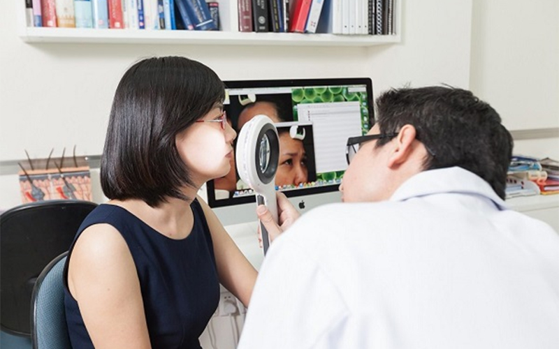 Đến gặp bác sĩ nếu tình trạng da ngày càng nặng