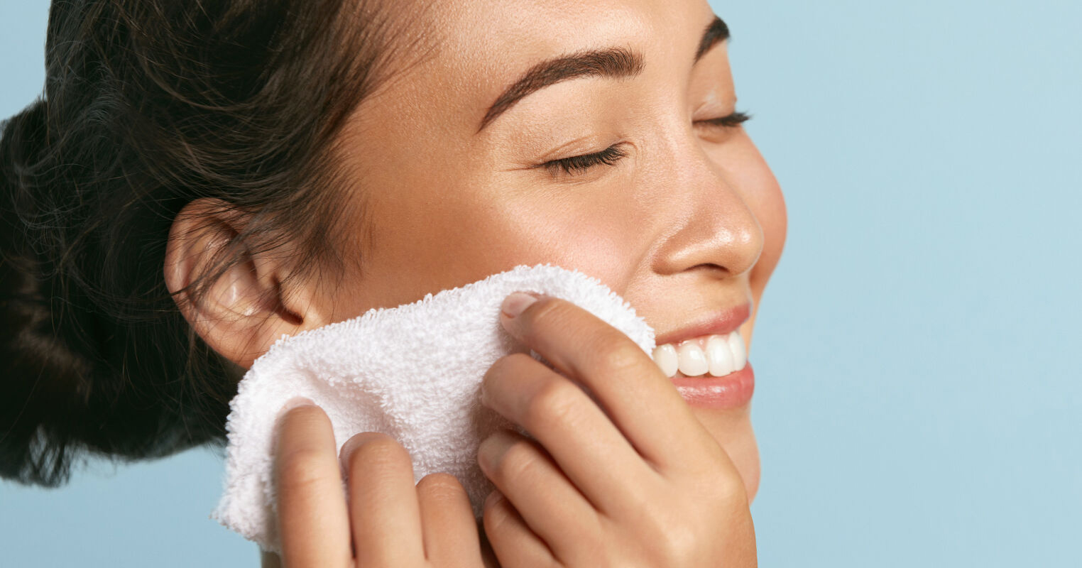 Bọc đá lạnh trong một lớp vải sạch để chườm giúp giảm sưng tấy