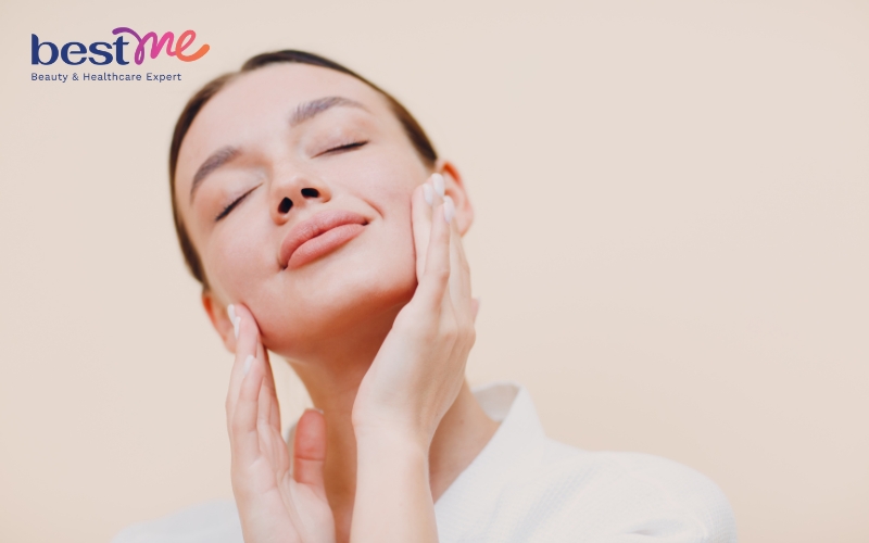 Bạn nên massage thư giãn khoảng 1-2 phút khi mát xa dầu tẩy trang trên da